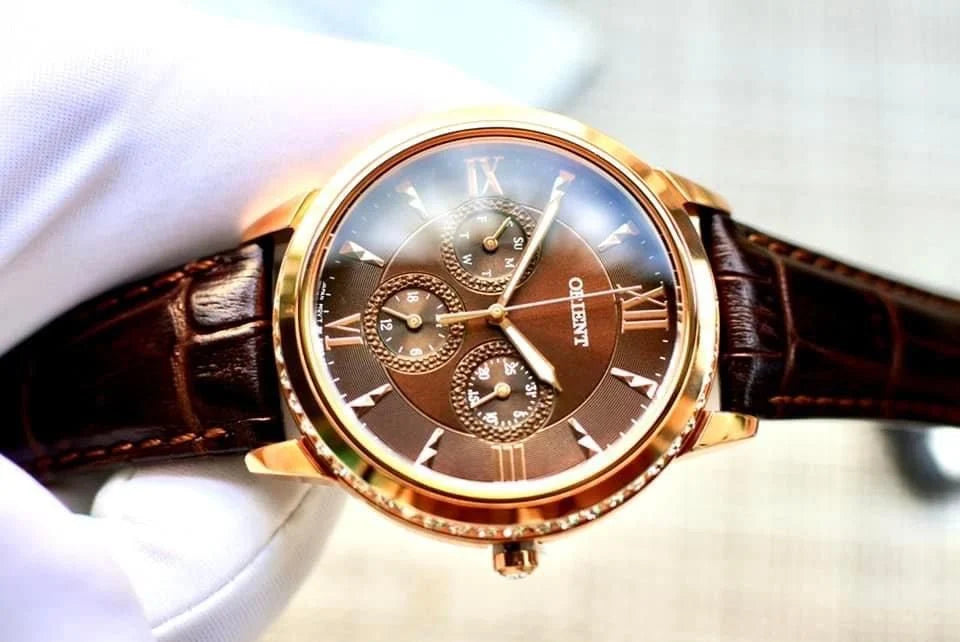 Reloj Orient Fechador de dama con circonias.